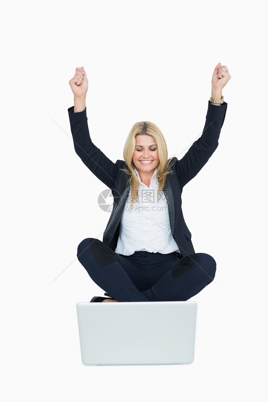 商业界妇女举起手来庆祝图片