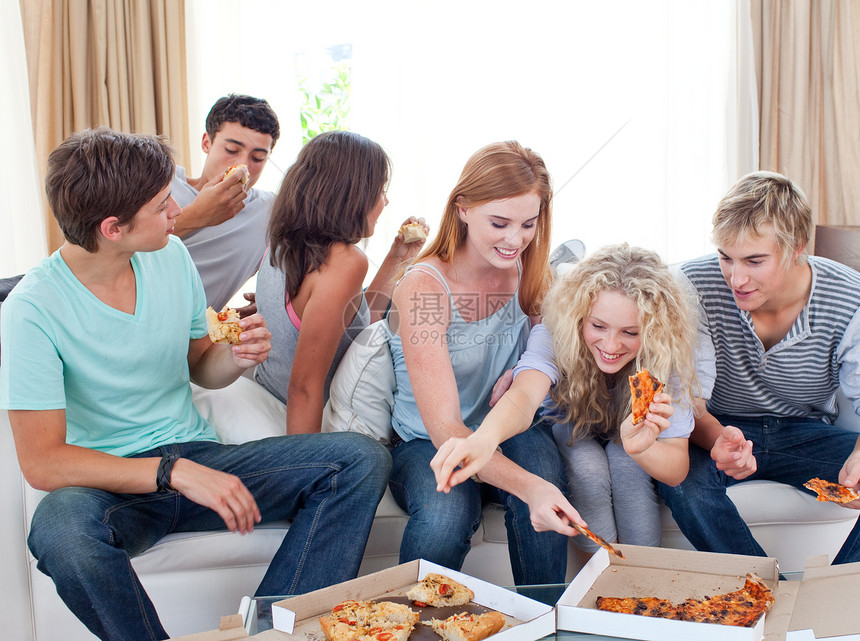 青少年在家吃比萨女孩们伙计们男生友谊小吃团体青年厨房男朋友成人图片