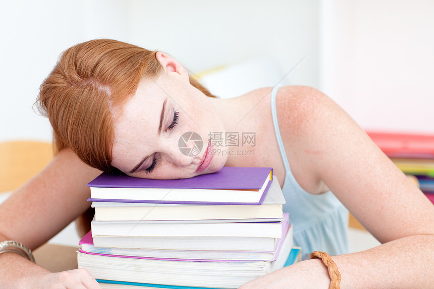 睡在图书馆里累着的茶食家学生教育男生工作学习微笑大学女士成功青少年图片