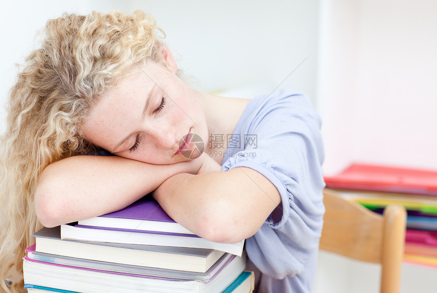 睡在图书馆里累着的茶食家工作男人男生青年微笑学生桌子成功女士教育图片