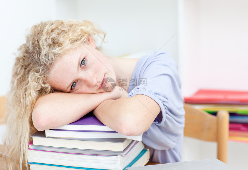 睡在图书馆里累着的茶食家团体桌子男生朋友们大学女孩测试学习教育工作图片