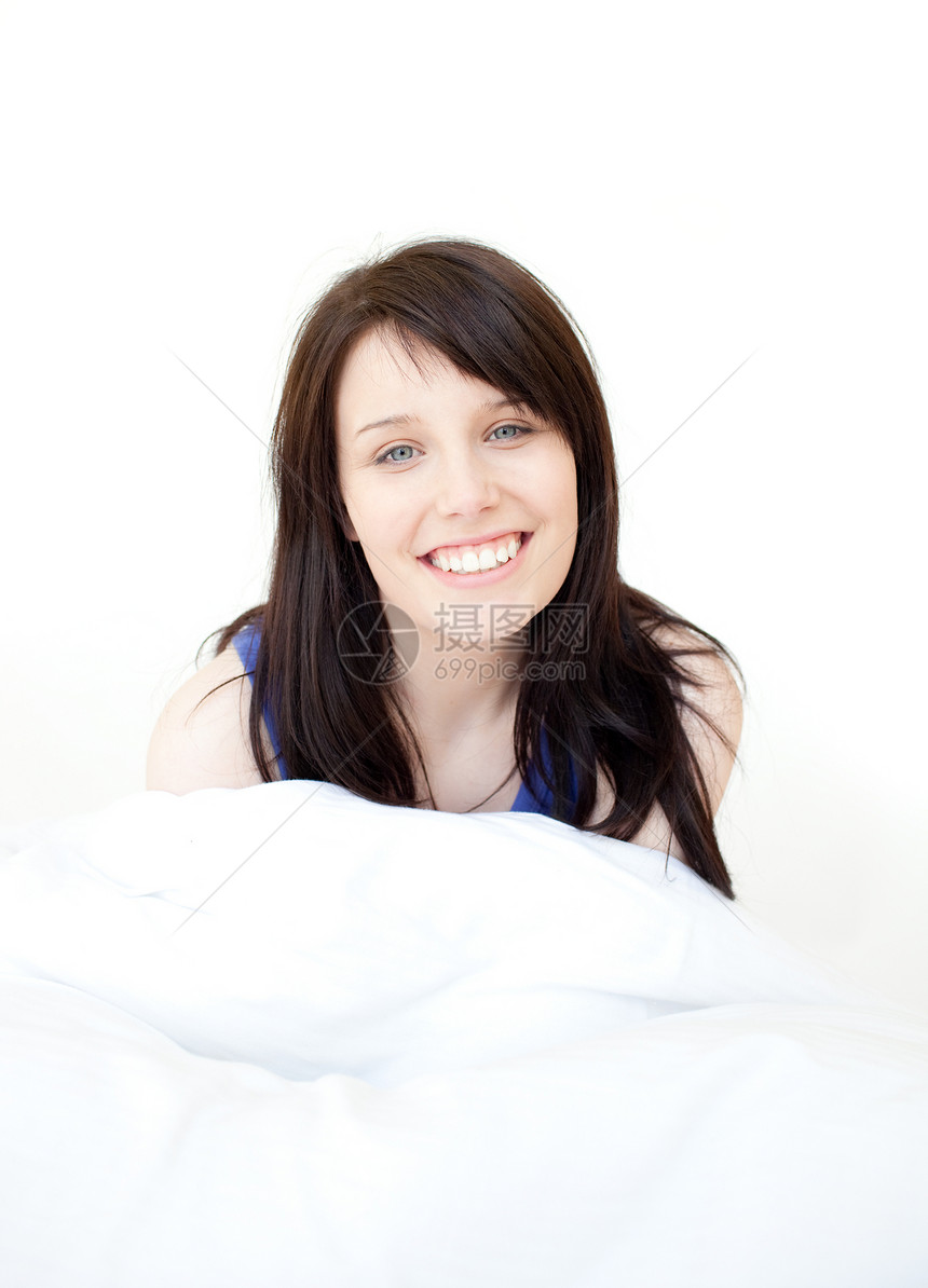 一个坐在床上的明亮女人的肖像图片