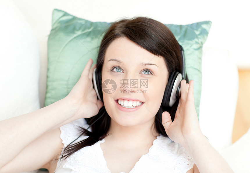 躺在沙发上听音乐的少女女孩微笑音乐成人歌曲房间客厅幸福耳机快乐女性休息室图片