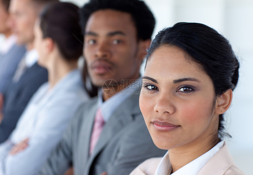 自信的女商务人士和她的团队排成一行经理领导者商务领导微笑人士同事办公室内衬团体图片