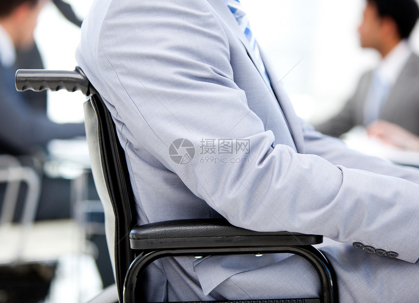 一名坐在轮椅上的商务人士的近身男人白领骨科帮助公司减值全球化商业办公室疾病图片