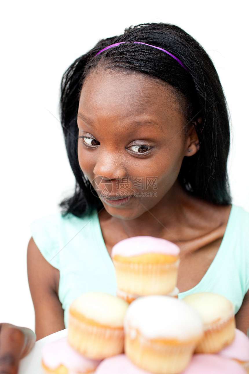 快乐的年轻女人看着蛋糕青少年幸福饮食面包食物重量诱惑糕点甜点女士图片
