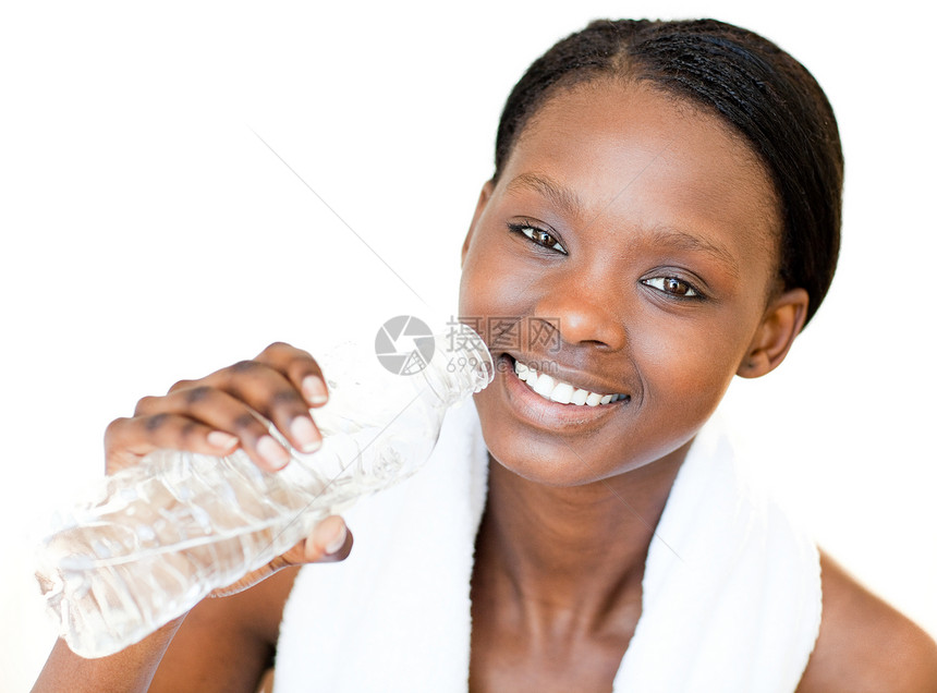 快乐的健身妇女饮水饮用水图片