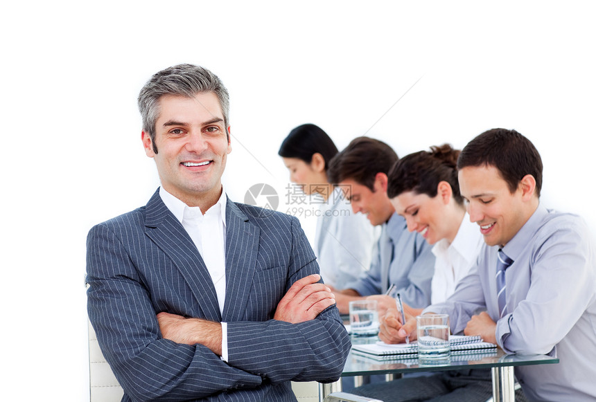 成熟经理和他的团队在一次会议上写笔记图片