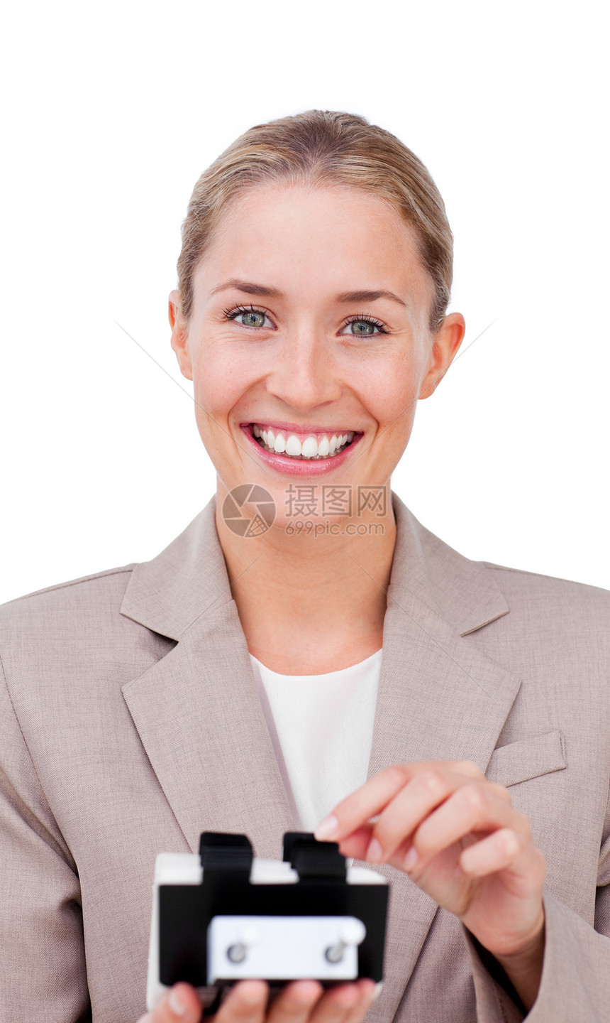 向商业名卡持有人咨询的微笑女商务人士经理页数管理人员工作讨论女性地址呼唤记录办公室图片