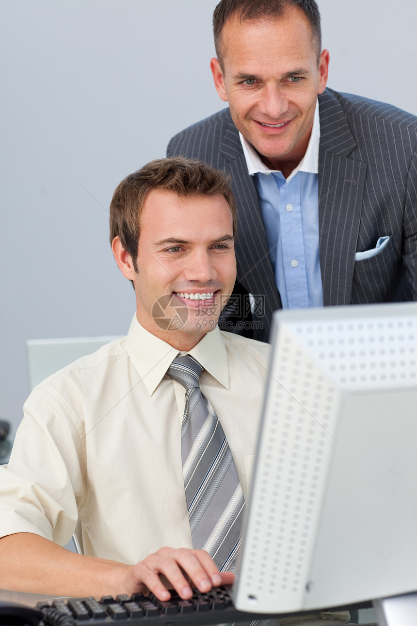 检查其雇员工作状况的成熟经理管理人员成人团队团体简报男人商业人士办公室微笑图片