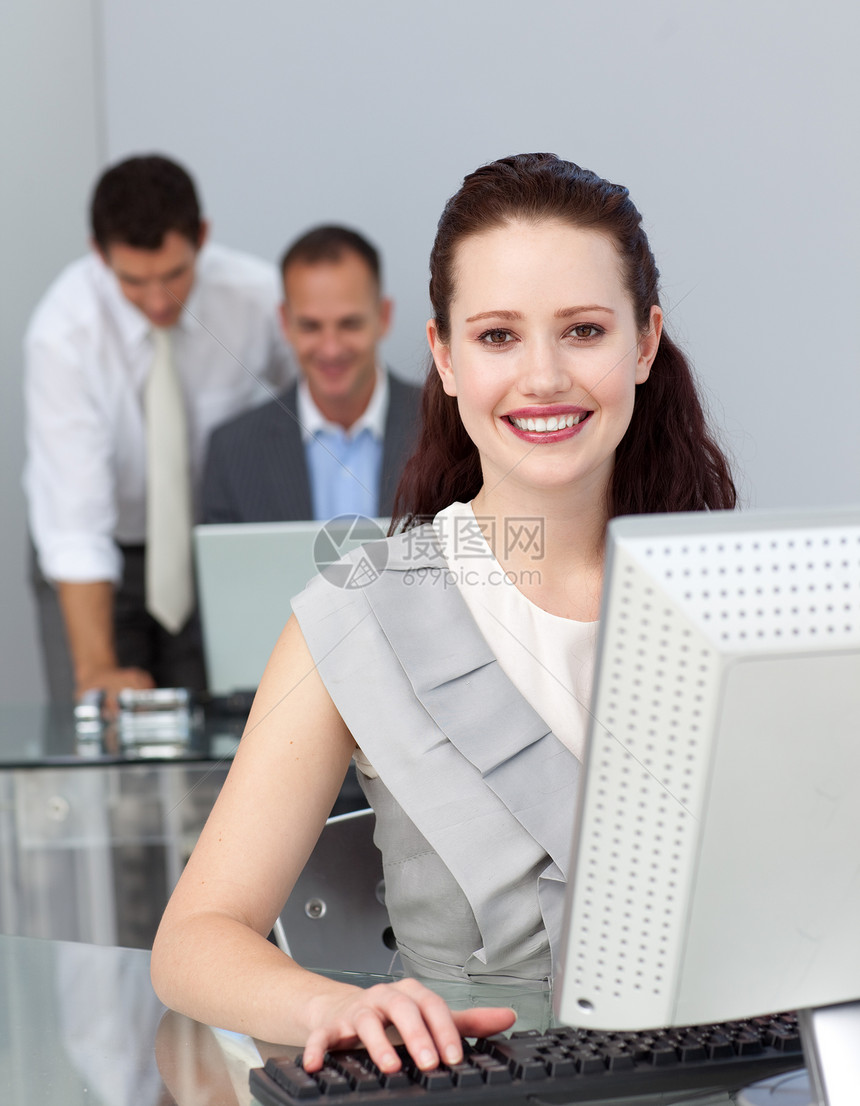 在办公室工作的商界人士 商业界人士环境互联网微笑简报同事笔记本商务桌子电脑团队图片