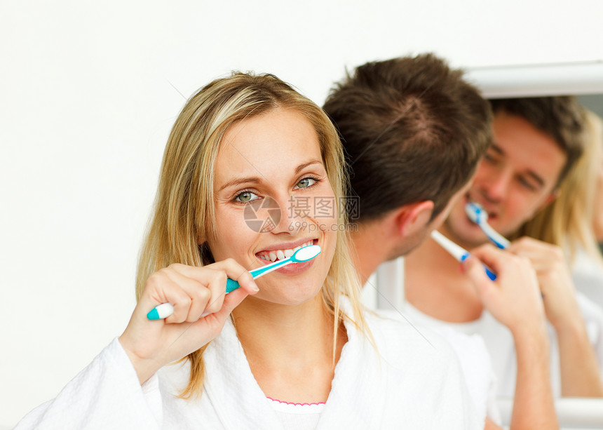 年轻女子与男友一起打扫牙齿的年轻女子图片