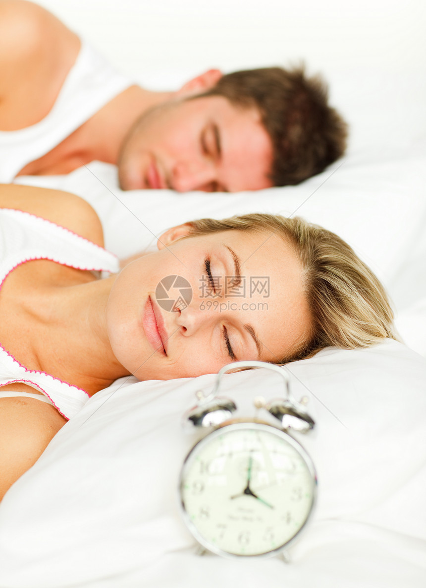 睡在床上的年轻夫妇婚姻男人微笑丈夫生活喜悦订婚膀子幸福女士图片
