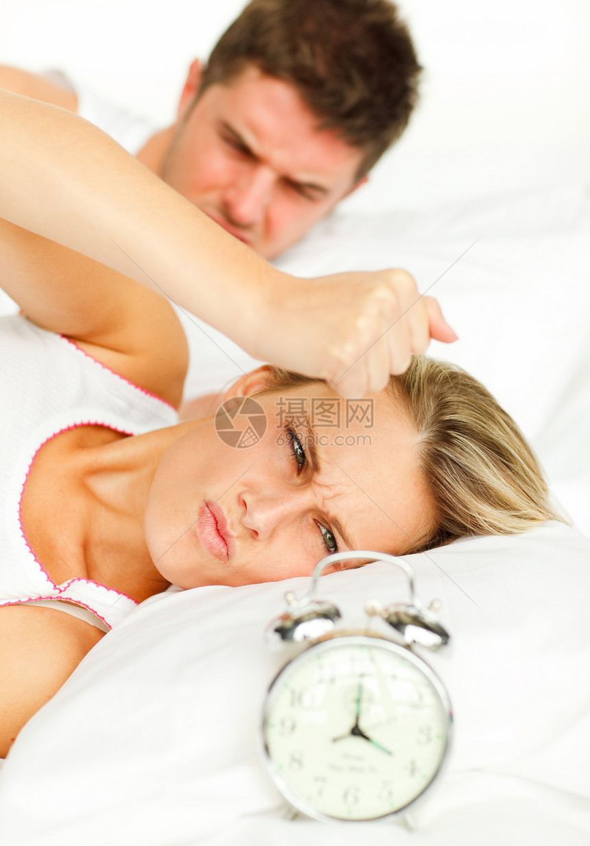 愤怒的情侣躺在床上图片