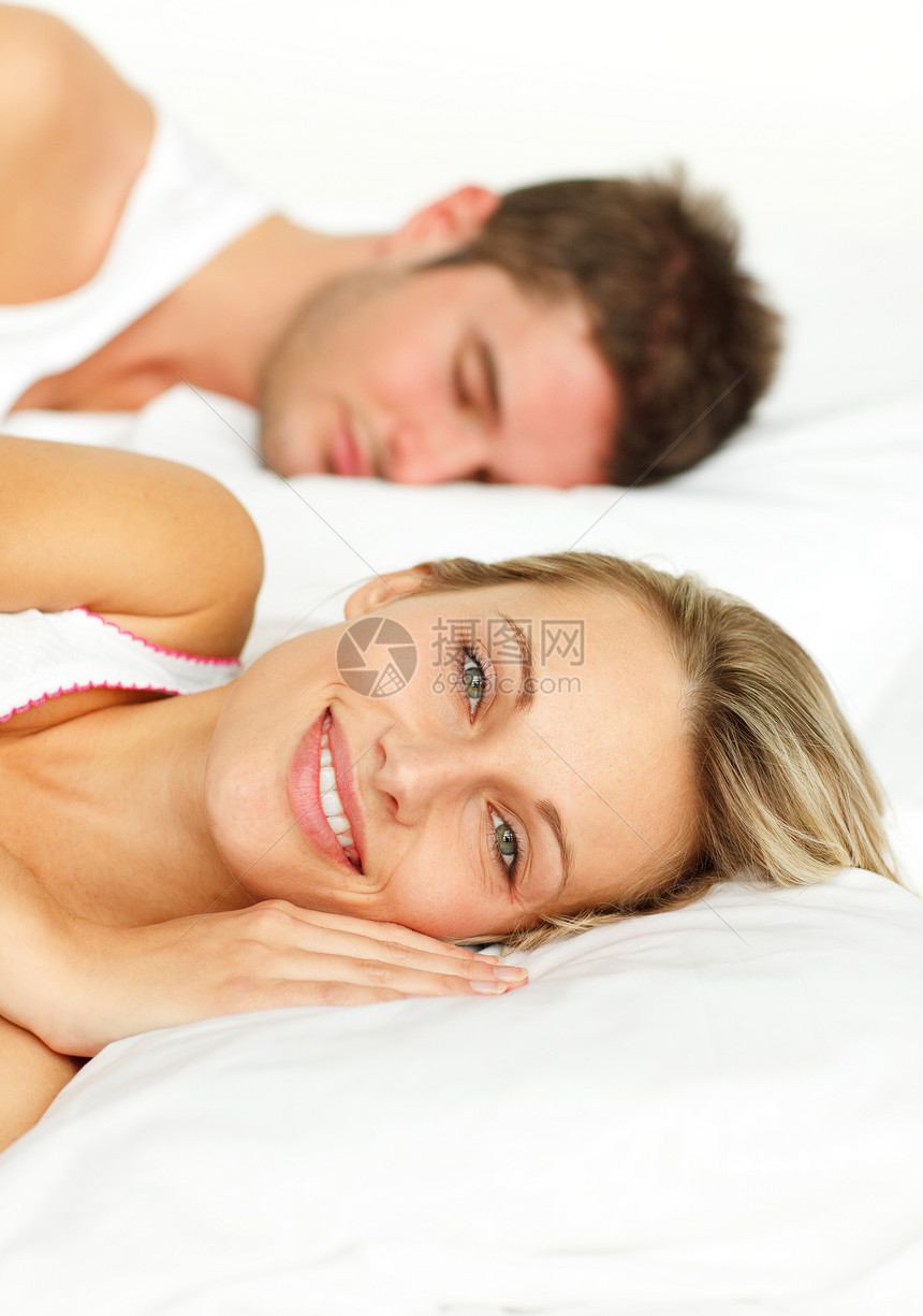 一对夫妇睡在床上的肖像图片