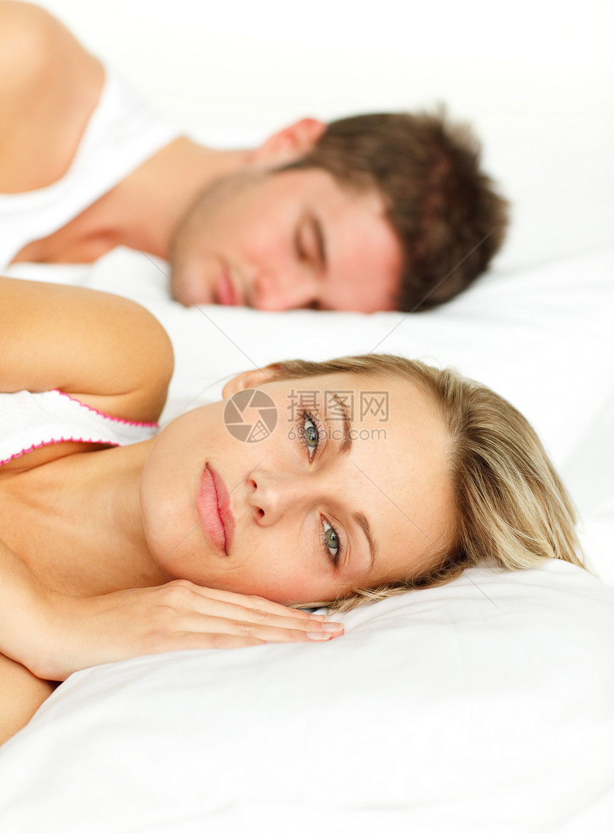 睡在床上的一对累累夫妇的肖像图片