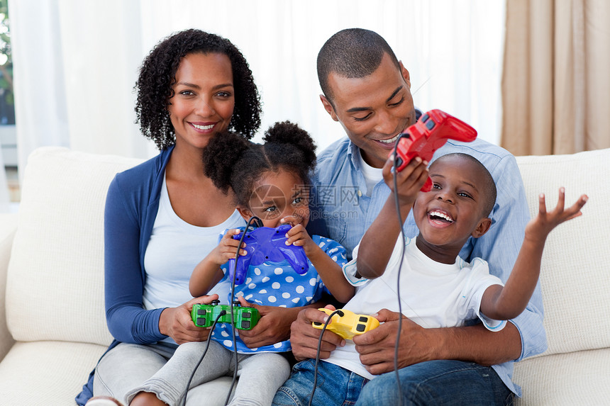 快乐的非裔美国家庭玩电子游戏图片