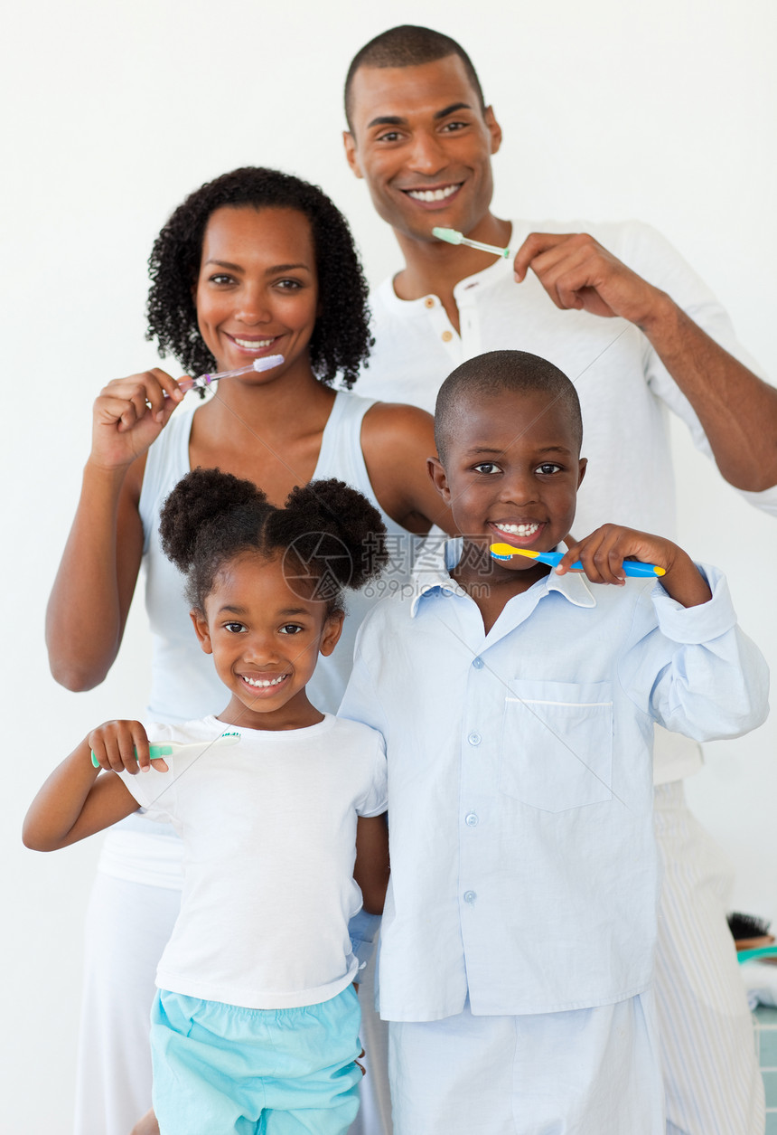 微笑的家庭在刷牙图片