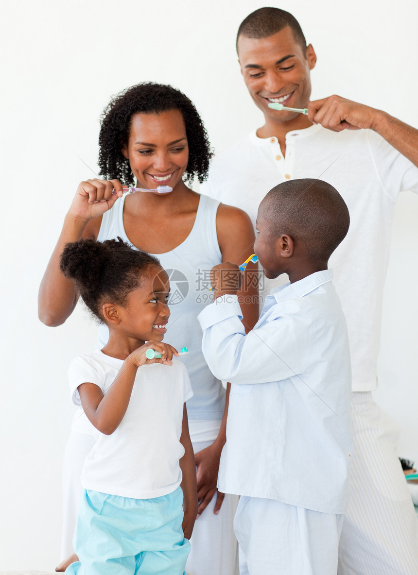 一个幸福的家庭 一起刷牙的肖像图片