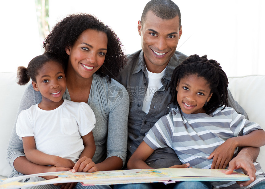 一个非裔美国人家庭在生前阅读一本书的肖像图片
