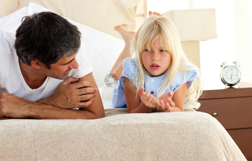 小女孩跟她父亲谈正经的谈话图片