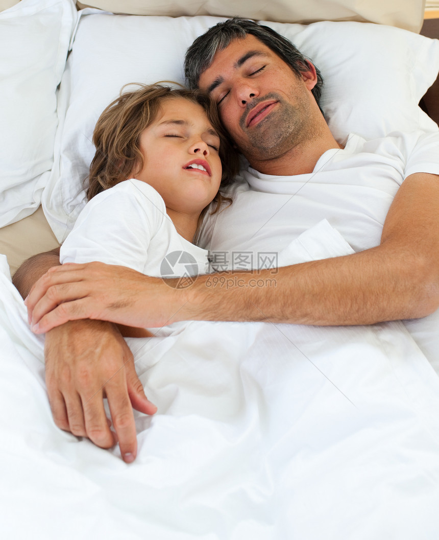 父亲和儿子同床共枕的情夫图片