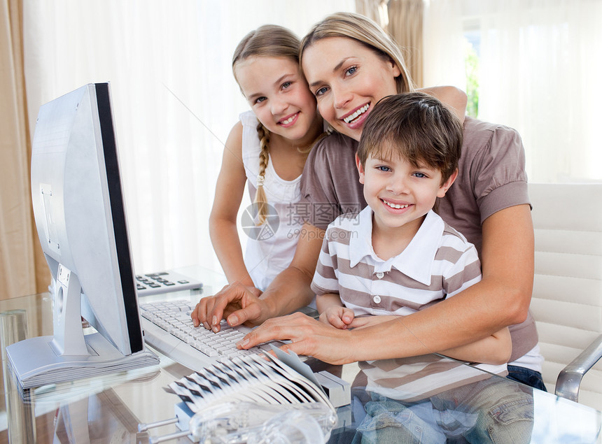 有爱心的母亲和她的孩子们在电脑前图片