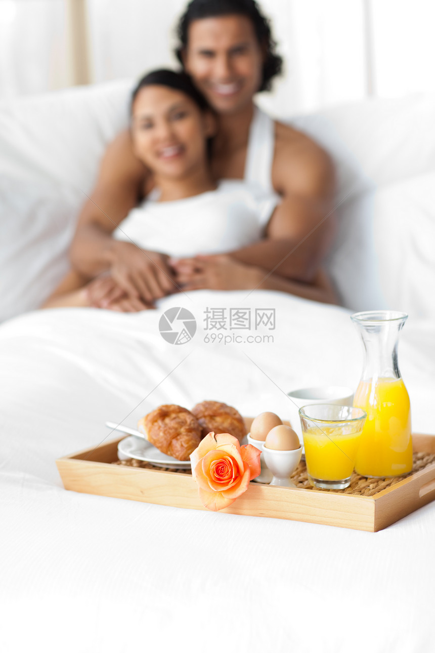 一对夫妇在床上吃早餐兄弟姐妹家庭房间爸爸咖啡父亲睡眠孩子女性男人图片