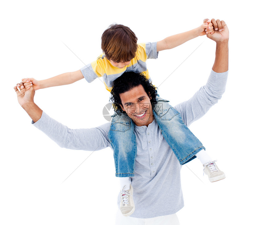 可爱的小男孩在父亲的肩上图片