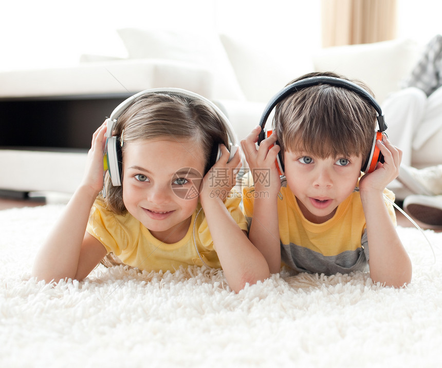 特写儿童用耳机收听音乐的儿童;图片