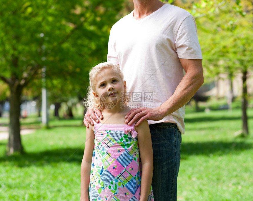 可爱的小女孩和她父亲在公园里图片