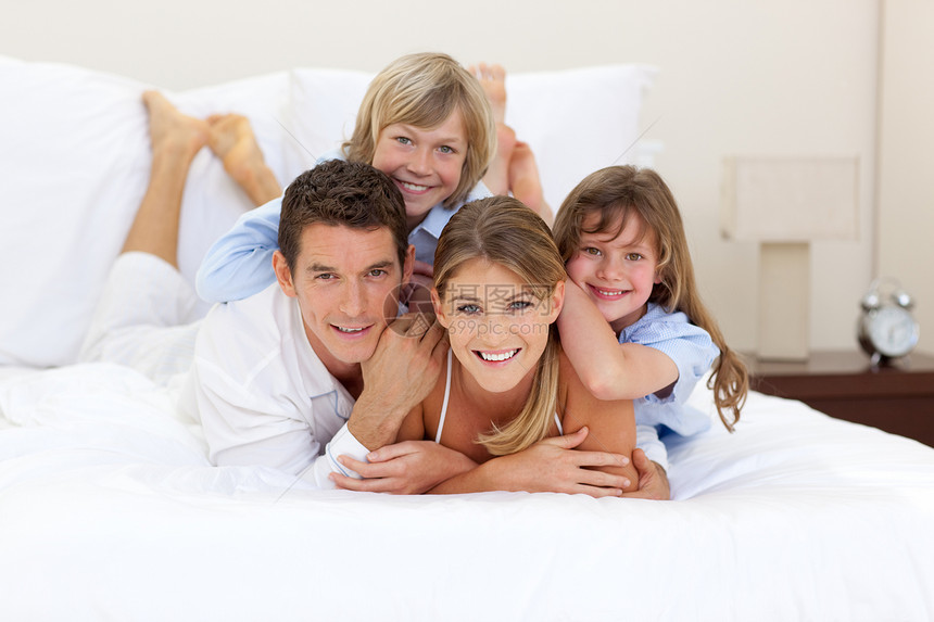 家庭幸福快乐 共享欢乐图片