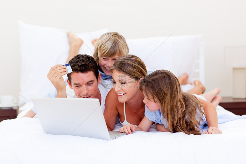 充满动动画的家庭在网上买东西 躺在床上图片