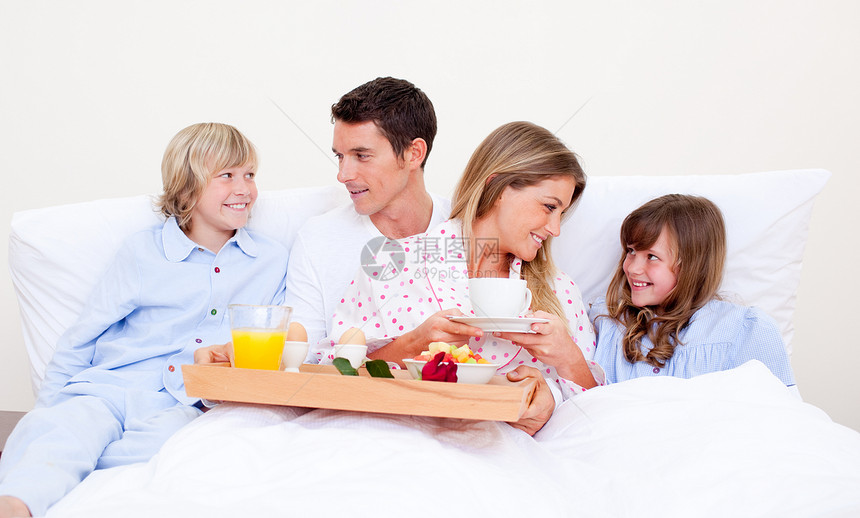 爱家人在床上吃早饭图片