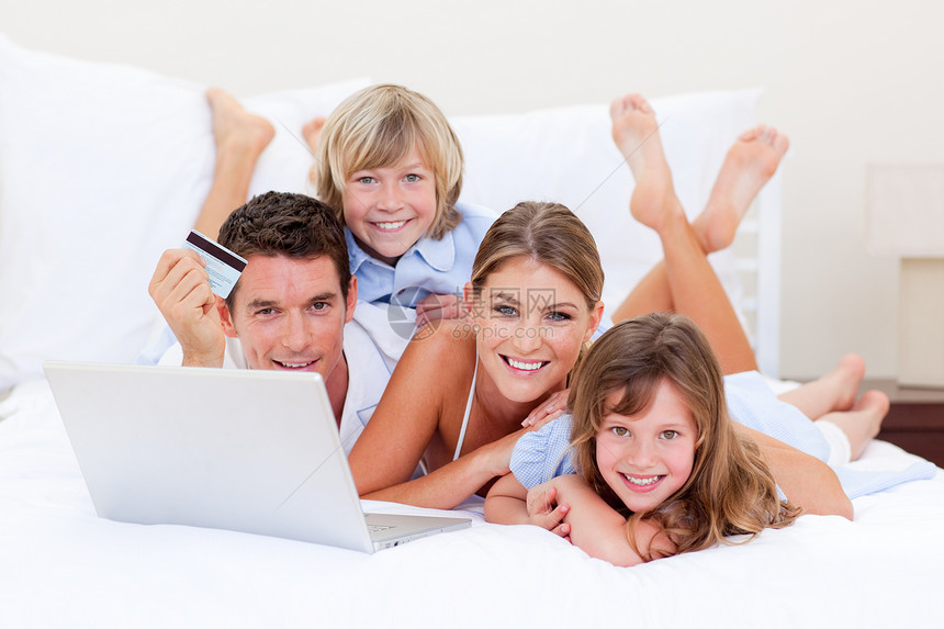 疯狂的家庭在网上买入 躺在床上图片