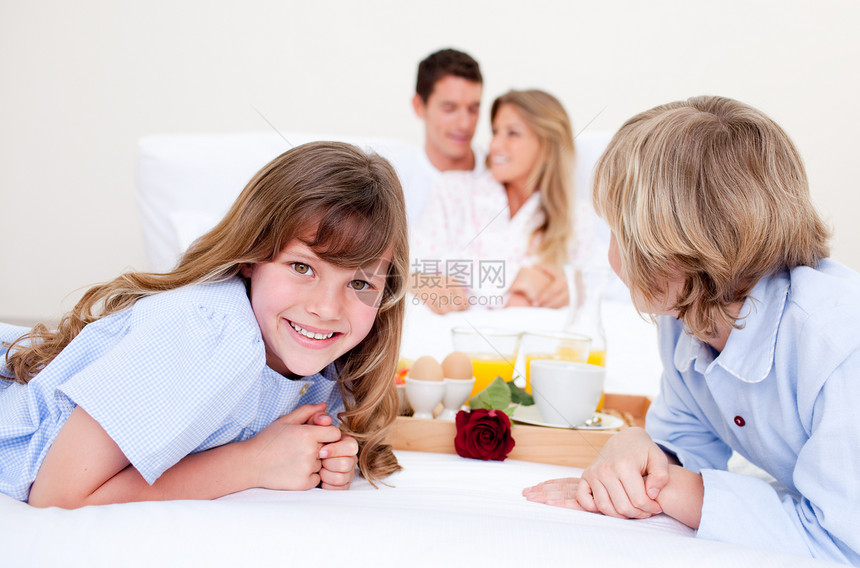 家人在床上吃早饭的快乐图片