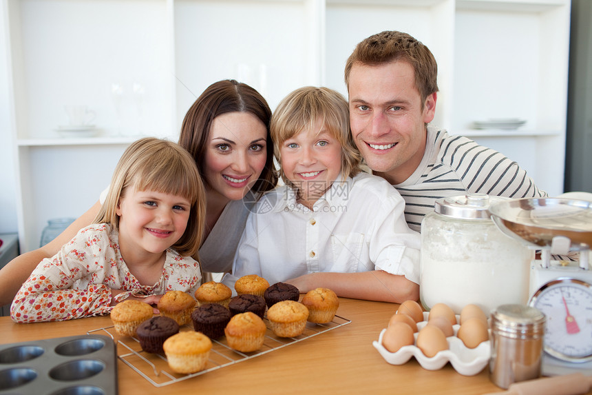 快乐的家庭展示他们的松饼图片
