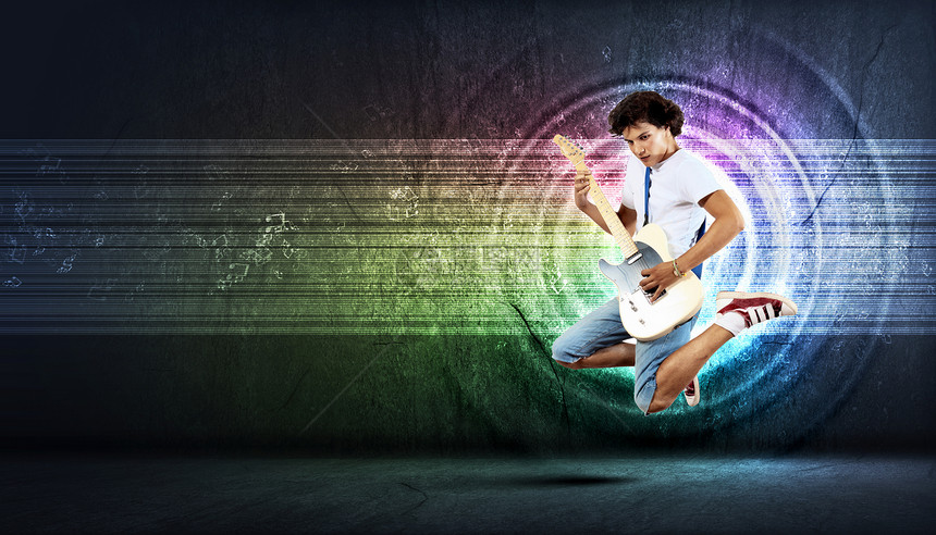 年轻人玩电吉他和跳跳行动乐趣自由男人男性蓝调吉他手享受乐队活力图片