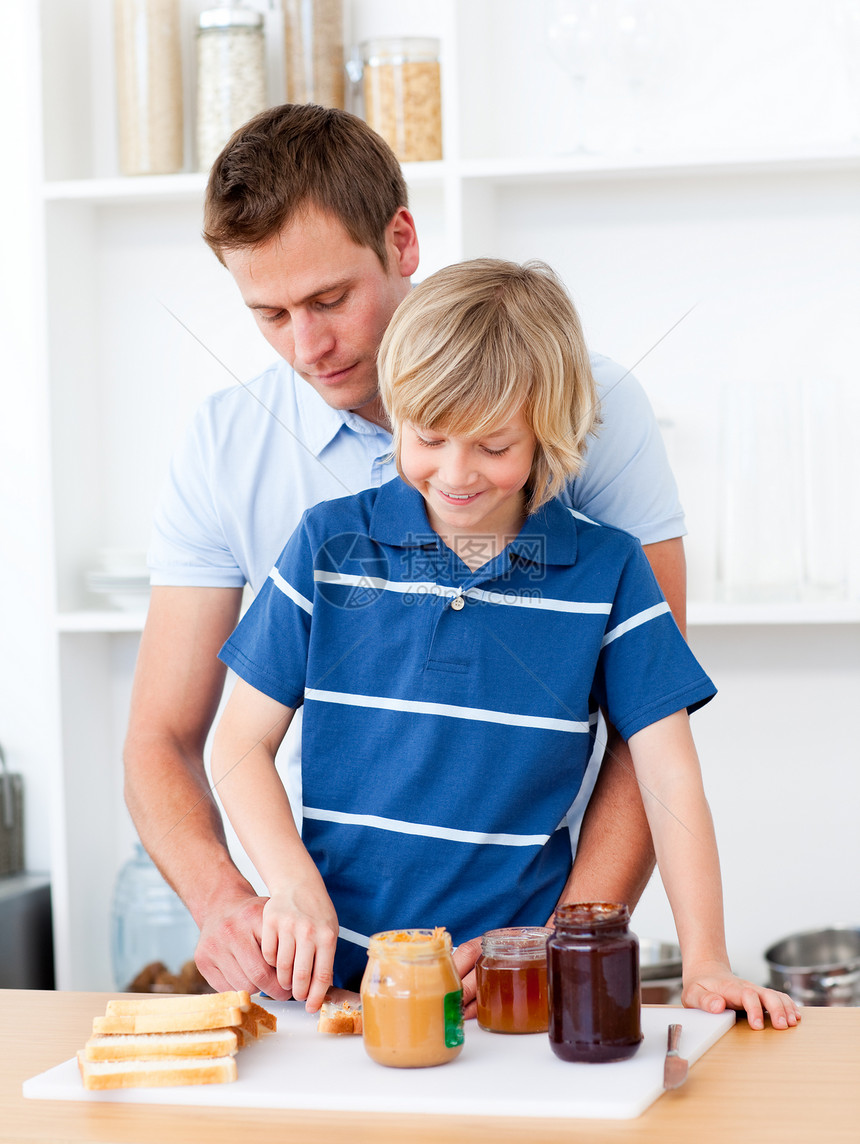 爱爸爸帮他儿子准备早餐的好父亲图片