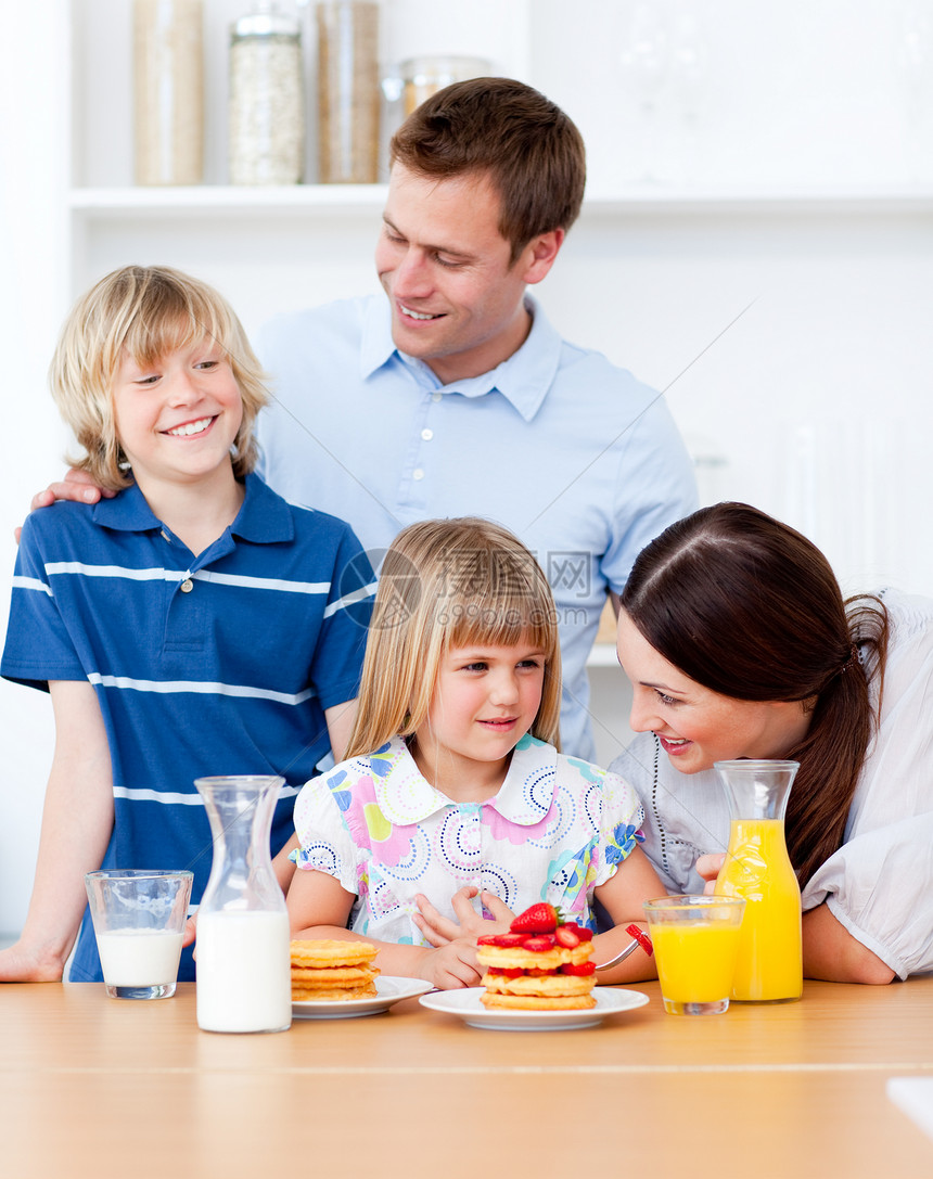 家人在厨房吃早餐的快乐家庭图片