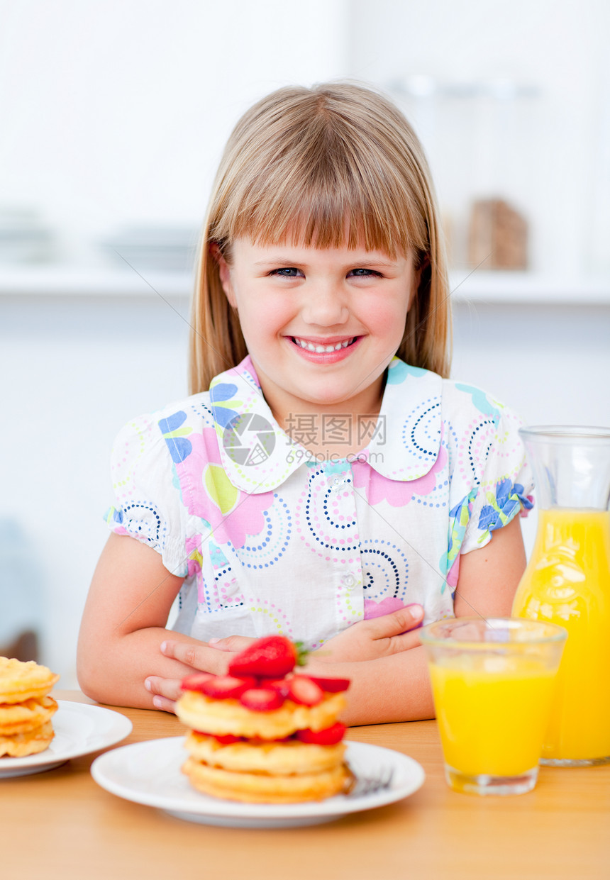 快乐的小女孩 吃花草莓华夫饼图片