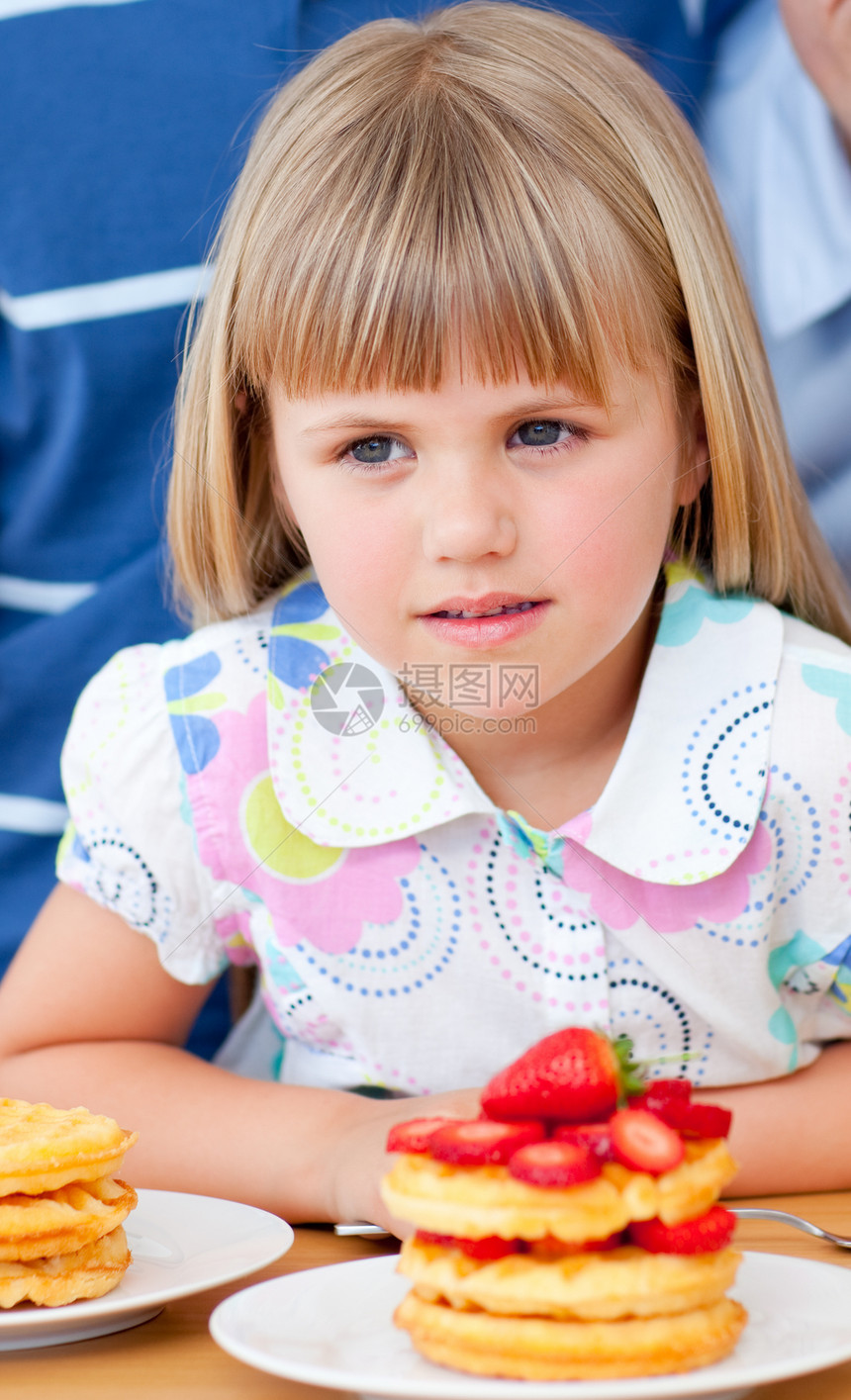 可爱的小女孩 吃华夫饼和草莓兄弟早餐微笑饼子女孩厨房后代孩子姐姐橙汁图片