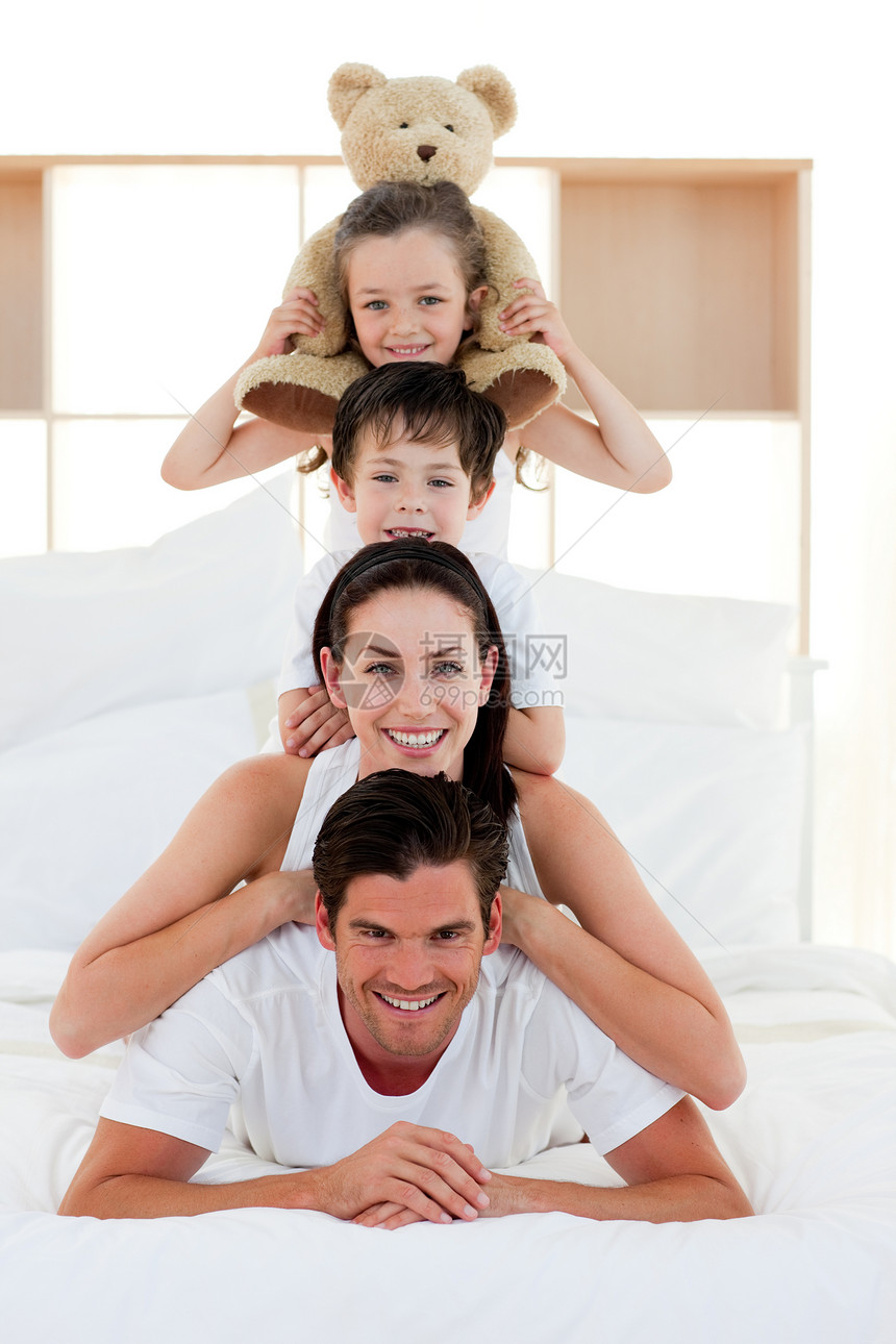 年轻家庭一起在床上玩女性男生睡衣孩子男人爸爸喜悦微笑生活男性图片