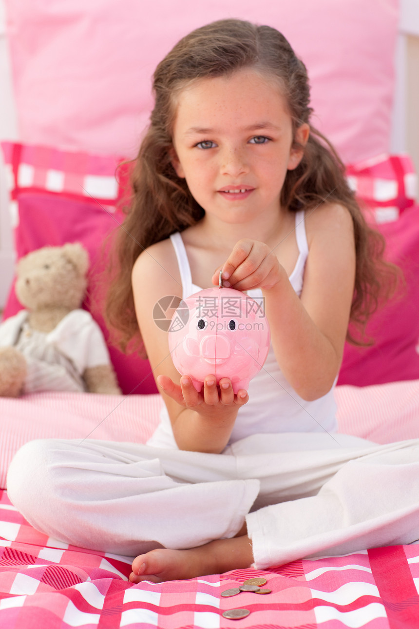 小女孩在小猪银行存钱女孩童年孩子玩具游戏微笑银行家具房间小猪图片