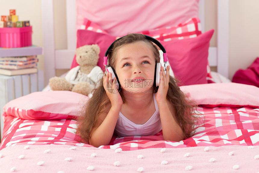 在卧室里听音乐的可爱女孩图片