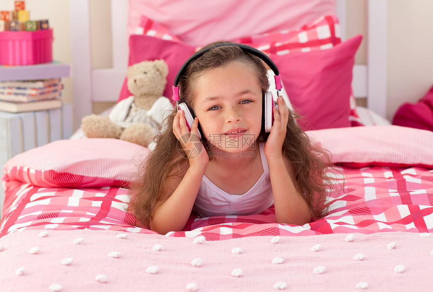 听音乐的小女孩卧室微笑音乐白色耳机家具粉色女性房子房间图片