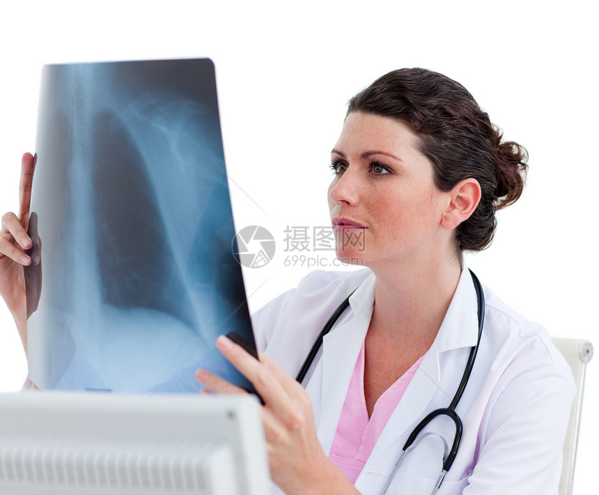 在办公室看X光片的女医生 女性医生图片