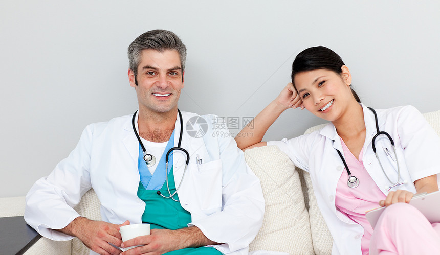 两位医生放松喝咖啡和休息图片