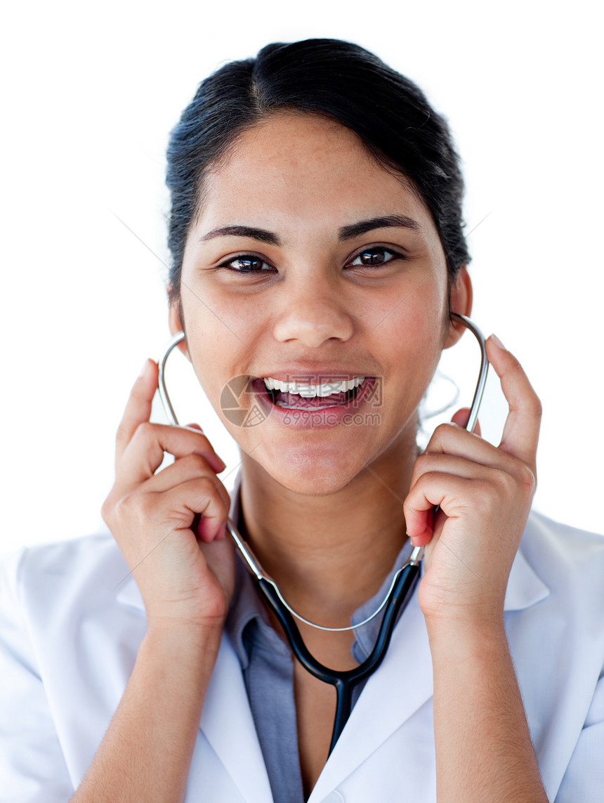 一个带着听诊器的微笑的医生的肖像图片