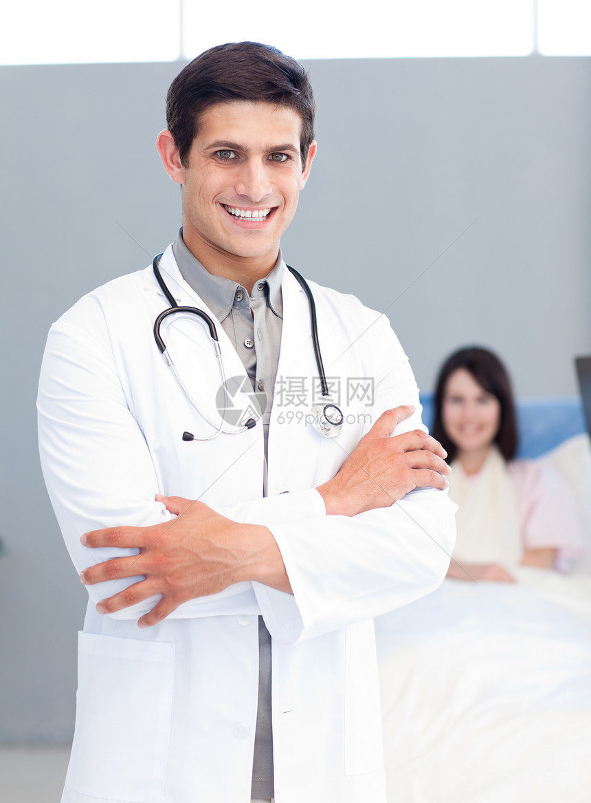 一个微笑的医生的肖像成人男性外科护士男人医师测试药品临床职业图片